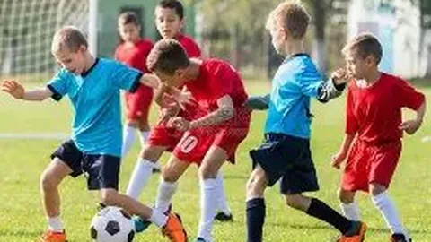 高圆圆苏州剧组行，路遇萌娃引称赞