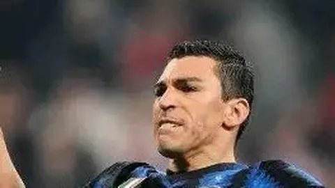 萧亚轩与黄皓录制节目场面奢华，男方如厕亦伴保镖同行